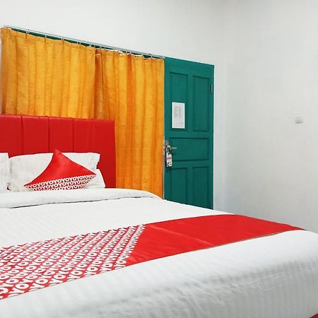 Oyo 2611 Hotel Krui Syariah Екстер'єр фото