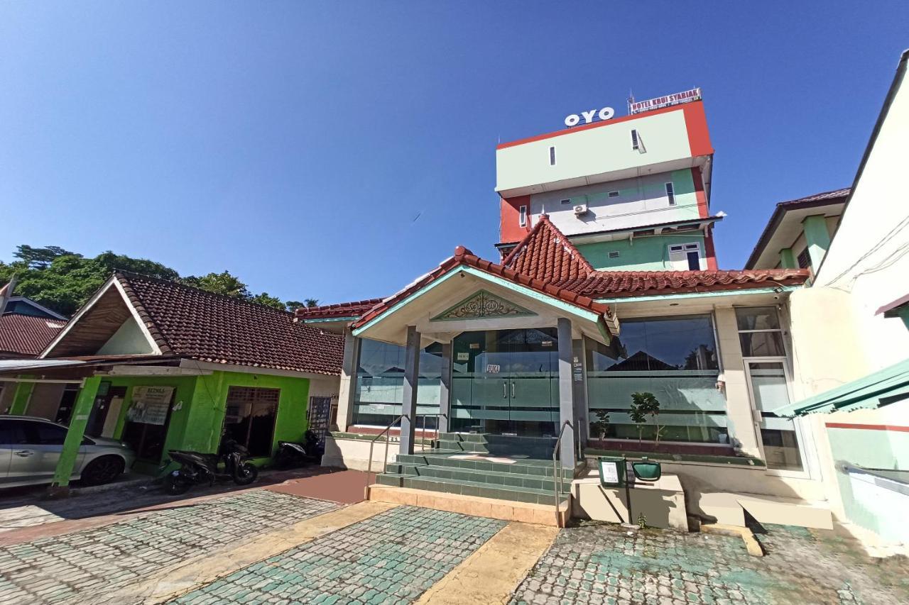 Oyo 2611 Hotel Krui Syariah Екстер'єр фото