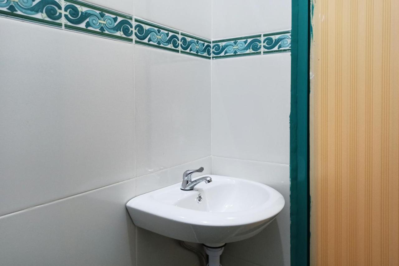 Oyo 2611 Hotel Krui Syariah Екстер'єр фото