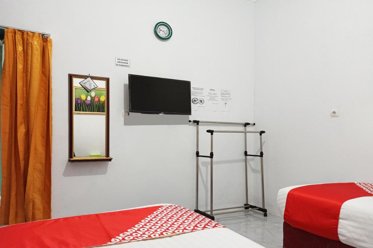 Oyo 2611 Hotel Krui Syariah Екстер'єр фото
