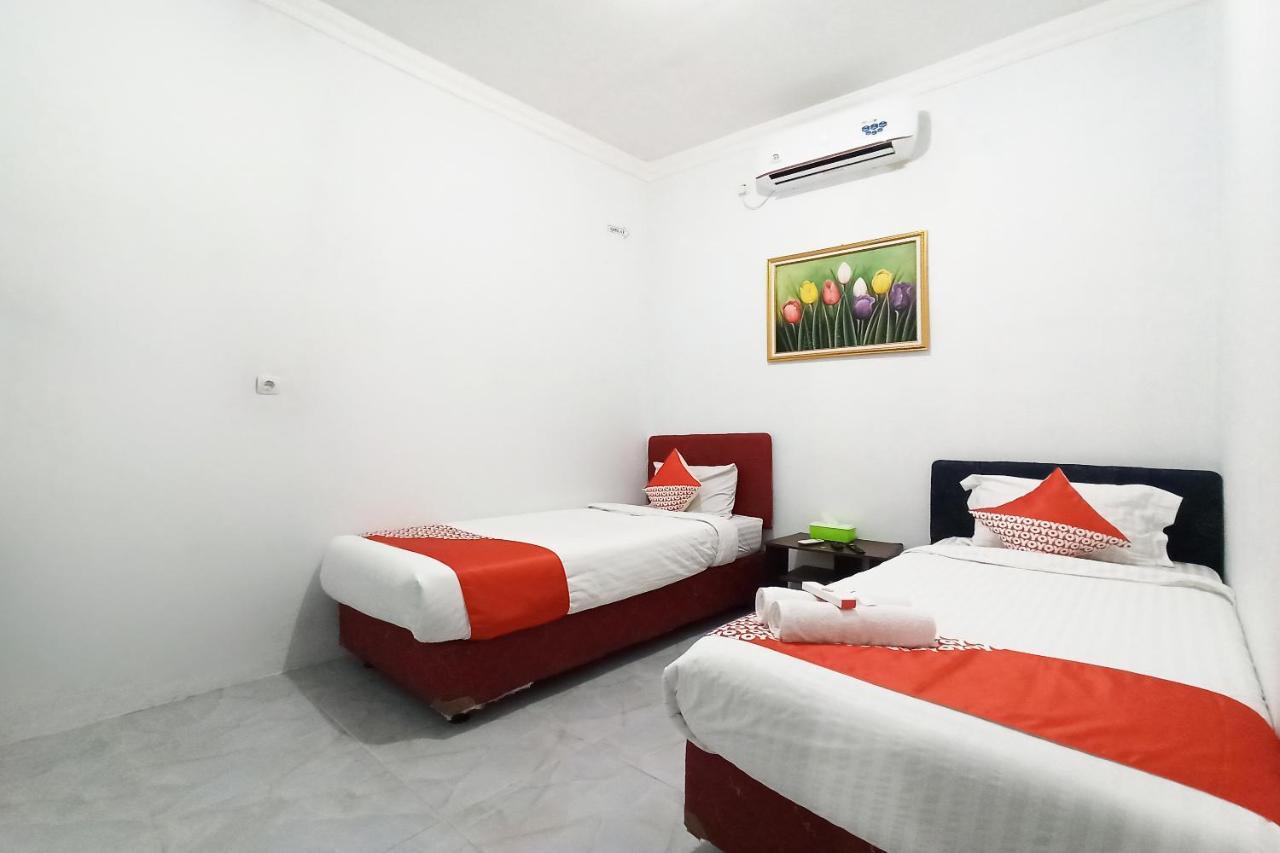 Oyo 2611 Hotel Krui Syariah Екстер'єр фото